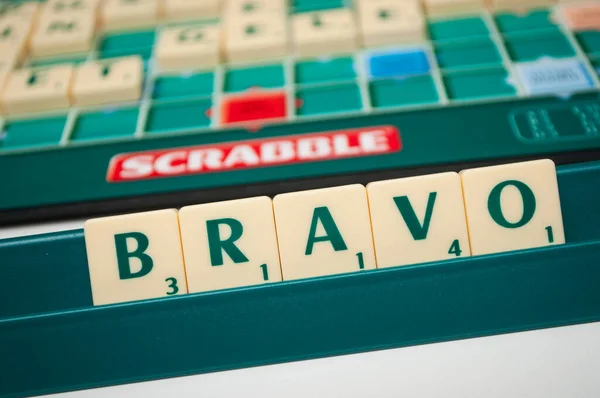 Mulhouse フランス 2020年4月2日 有名なゲームボード上でブラボーという言葉を形成するプラスチック文字の閉鎖 — ストック写真