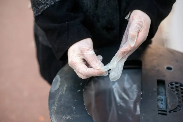 Sokakta Çöp Kutusuna Kullanılmış Lateks Eldiven Koyan Bir Kadının Elleri — Stok fotoğraf