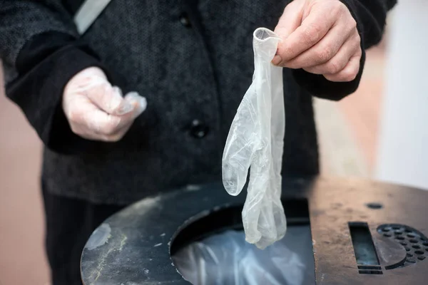 Close Van Handen Van Vrouw Zetten Gebruikte Latex Handschoenen Het — Stockfoto