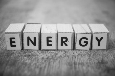 Ahşap masa arkasındaki ahşap kelimenin kapanışı: Enerji