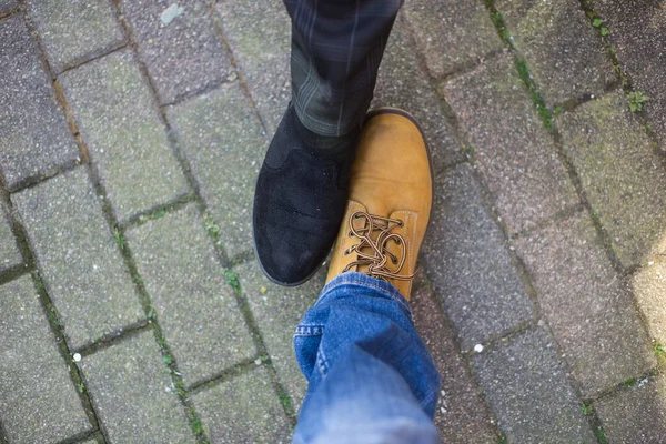 Close Van Twee Vrienden Schudden Met Voeten Straat Beschermen Tegen — Stockfoto