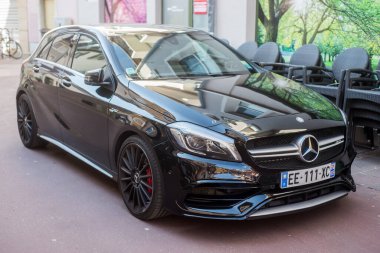 Mulhouse - Fransa - 9 Nisan 2020 - Sokağa park etmiş siyah Mercedes 'in ön görüntüsü