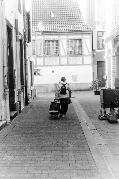 Retrato Una Anciana Caminando Con Carro Durante Pandemia Cubierta — Foto de Stock