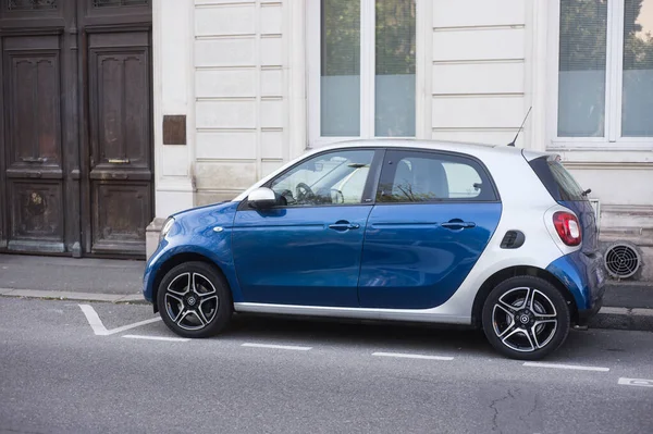 Mulhouse França Abril 2020 Vista Perfil Carro Inteligente Azul Estacionado — Fotografia de Stock