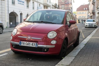 Mulhouse - Fransa - 10Avril 2020 - Caddeye park etmiş kırmızı Fiat 500 'ün ön görüntüsü