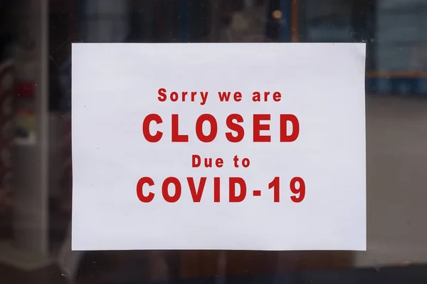 Mağaza Önü Penceresindeki Bilgi Işaretinin Kapatılması Covid Nedeniyle Kapatıldık — Stok fotoğraf