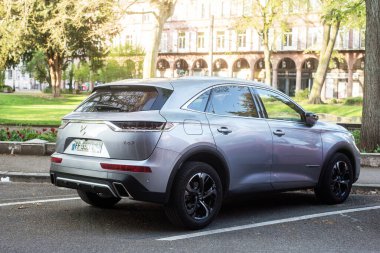 Mulhouse - Fransa - 11 Nisan 2020 - Gri Citroen DS7 SUV 'nin arka görüntüsü sokağa park edildi