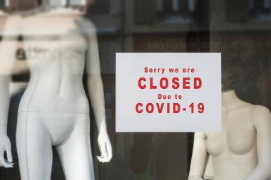 Moda mağazasının penceresindeki bilgi işaretinin kapatılması: Covid-19 nedeniyle kapatıldığımız için üzgünüz