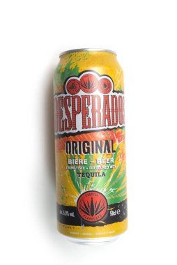 Mulhouse - Fransa - 15 Nisan 2020 - Desperados bira aromalı tekila karışımı beyaz arka planda metalik bir kutuda
