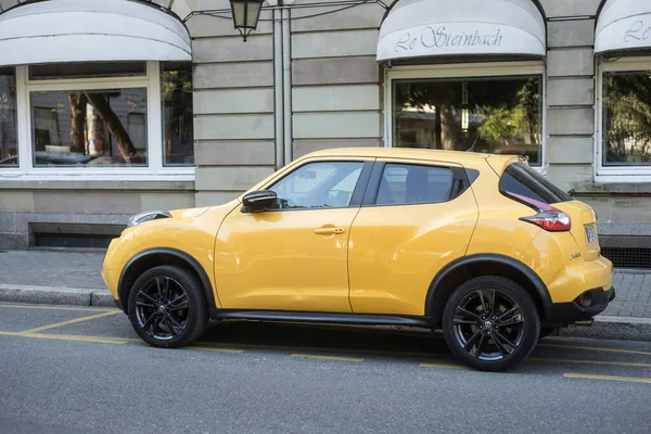 Mulhouse Frankrike April 2020 Över Gula Nissan Juke Parkerad Gatan — Stockfoto