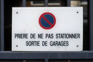 Fransız Priere de ne pas stationner sortie de Garaj, İngilizce trajedisi: lütfen garajın dışına park etmeyin.