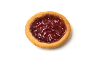 Beyaz zemin üzerinde çilek reçeli ile mini tart yakın çekim 