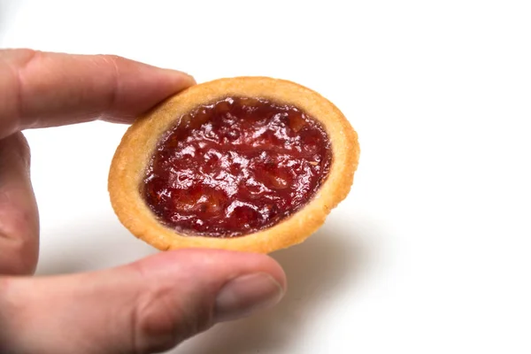 Närbild Mini Tartlet Med Jordgubbssylt Handen Vit Bakgrund — Stockfoto