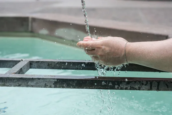 Çeşme Suyundaki Kadının Elleri Yakındır — Stok fotoğraf