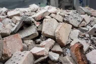 Yıkım alanındaki kırık tuğlaların kapatılması