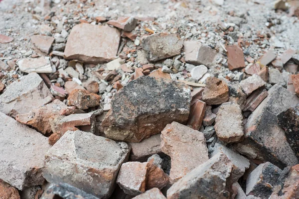 解体現場で壊れたレンガの山の閉鎖 — ストック写真