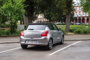 Mulhouse - Fransa - 29 Nisan 2020 - Gri Suzuki Swift 'in arka manzarası sokağa park edildi