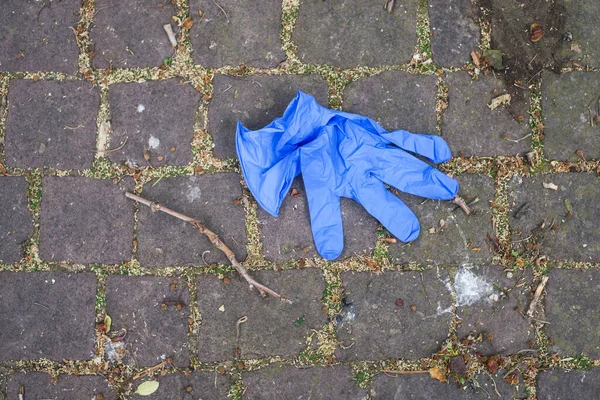 Closeup Luva Látex Azul Usado Abandonado Rua Durante Pandemia Covid — Fotografia de Stock