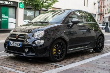 Mulhouse - Fransa - 28 Nisan 2020 - Caddeye park edilmiş siyah Abarth 595 'in ön görüntüsü