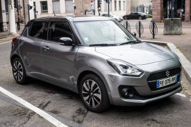 Mulhouse - Fransa - 29 Nisan 2020 - Gri Suzuki Swift 'in caddeye park edilmiş ön görüntüsü
