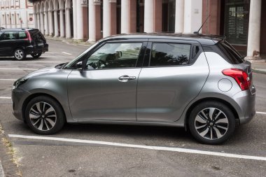 Mulhouse - Fransa - 29 Nisan 2020 - Gri Suzuki Swift 'in sokağa park ettiği profil görüntüsü