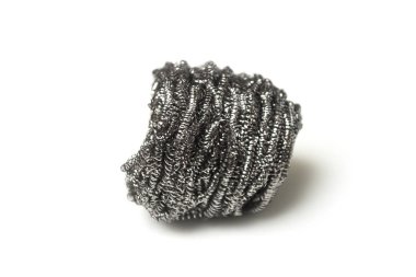 Beyaz arkaplanda metalik süngerin yakınlaştırılması