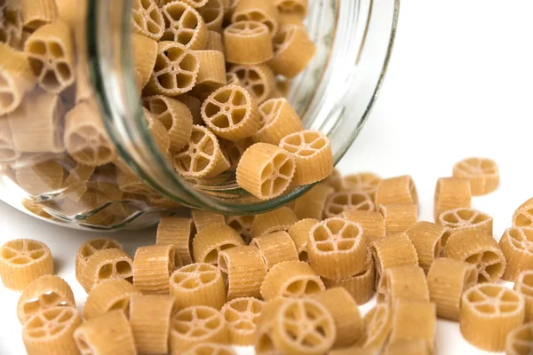 Primer Plano Pasta Sin Gluten Forma Rueda Que Cae Recipiente — Foto de Stock