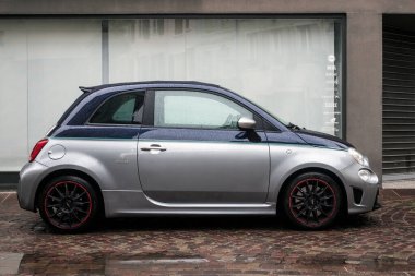 Mulhouse - Fransa - 2 Mayıs 2020 - İki renkli gri ve mavi Abarth araç profili yağmurlu bir günde sokağa park edildi 