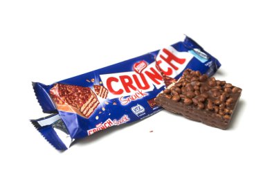 Mulhouse - Fransa - 2 Mayıs 2020 - Beyaz arka planda kabarık pirinçli Crunch çikolatasına yakın çekim