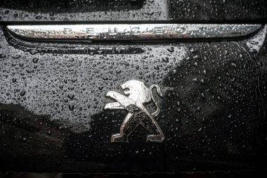 Mulhouse - Fransa - 2 Mayıs 2020 - Peugeot motorlarının logosu üzerine yağmur damlaları kapatıldı