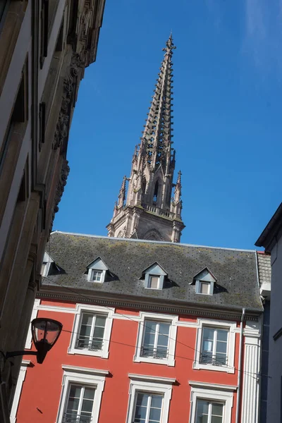 Detaljhandel Med Traditionell Arkitektur Mulhouse Med Protestantiska Templet Bakgrunden — Stockfoto