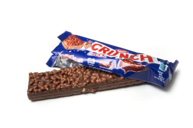 Mulhouse - Fransa - 2 Mayıs 2020 - Beyaz arka planda kabarık pirinçli Crunch çikolatasına yakın çekim