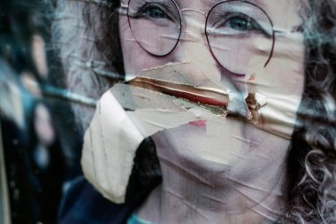 Mulhouse - Fransa - 5 Mayıs 2020 - Mulhouse belediye binası için belediye seçimlerine aday kızgın bir vatandaş olan Lara MILLION tarafından yırtıldı