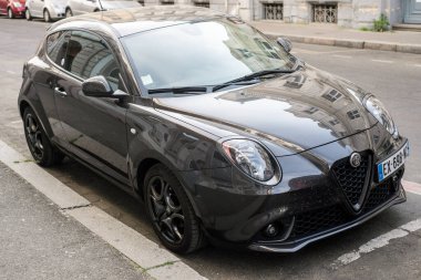 Mulhouse - Fransa - 5 Mayıs 2020 - Caddeye park edilmiş siyah Alfa Romeo Mito arabasının ön görüntüsü