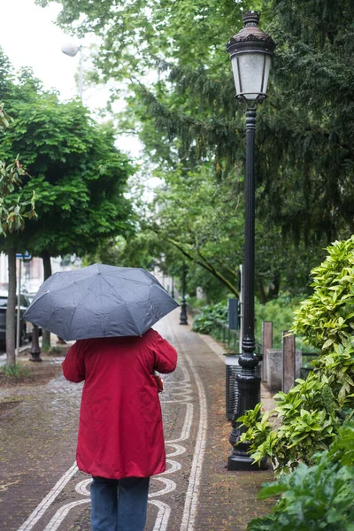 Portrét Ženy Kráčející Ulici Červeném Kabátě Černém Deštníku Poblíž Městského — Stock fotografie