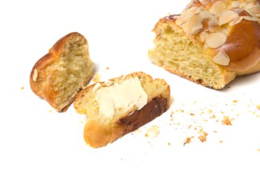 Beyaz arkaplanda örülmüş badem kekinin yakın çekimi