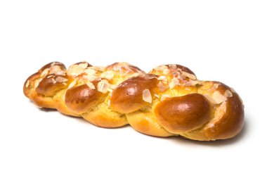 Beyaz arkaplanda örülmüş badem kekinin yakın çekimi