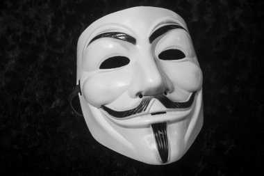 Mulhouse - Fransa - 8 Mayıs 2020 - Vendetta maskesi siyah arka planda. Bu maske, Anonymous adlı çevrimiçi hacktivist grubun iyi bilinen bir sembolü.