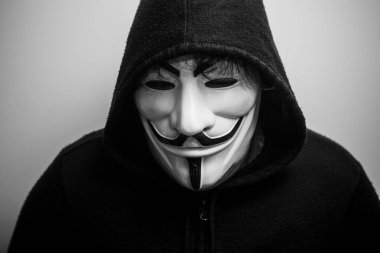Mulhouse - Fransa - 8 Mayıs 2020 - Vendetta maskesi takan kadın. Bu maske, Anonymous adlı çevrimiçi hacktivist grubun iyi bilinen bir sembolü.