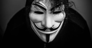 Mulhouse - Fransa - 8 Mayıs 2020 - Vendetta maskesi takan kadın. Bu maske, Anonymous adlı çevrimiçi hacktivist grubun iyi bilinen bir sembolü.