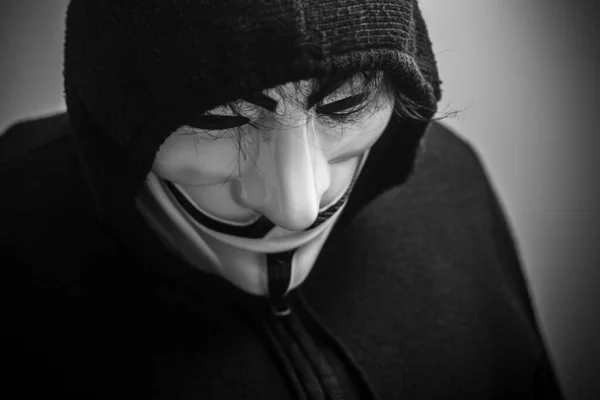 Mulhouse France 2020 Womman Wearing Vendetta Mask 마스크는 온라인 Anonymous — 스톡 사진