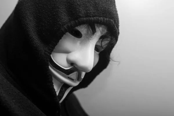 Mulhouse France 2020 Womman Wearing Vendetta Mask 마스크는 온라인 Anonymous — 스톡 사진