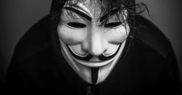 Mulhouse France 2020 Womman Wearing Vendetta Mask 마스크는 온라인 Anonymous — 스톡 사진