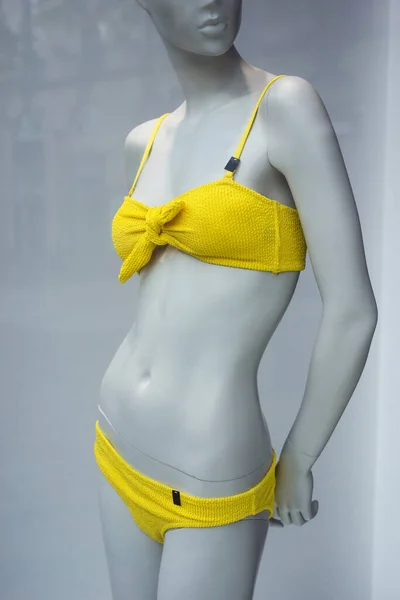 Gros Plan Bikini Jaune Sur Mannequin Dans Showroom Magasin Mode — Photo