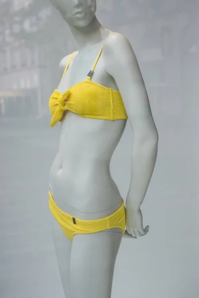 Detailní Záběr Žlutých Bikin Figuríně Módním Obchodě Showroom Pro Ženy — Stock fotografie