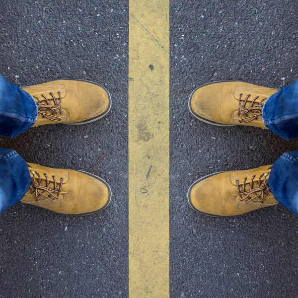 站在黄线之间的道路上的脚的闭塞 社会疏离的概念 — 图库照片