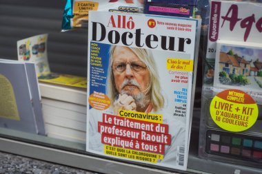 Mulhouse - Fransa - 10 Mayıs 2020 - Dergi kapağında Didier Raoult. Marsilya Üniversitesi Hastanesi 'nin ünlü doktor müdürü. Klorokin tedavisi konusunda tartışmalı.