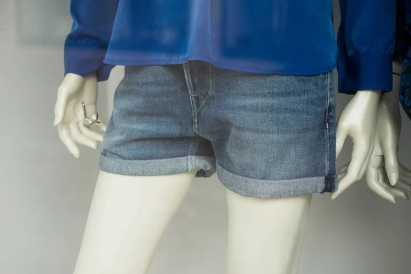 Gros Plan Jeans Bleus Courts Sur Mannequin Dans Une Boutique — Photo