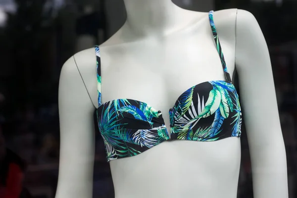 Zbliżenie Niebieskiego Zielonego Bikini Manekin Salonie Mody Dla Kobiet — Zdjęcie stockowe