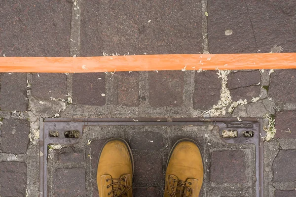 オレンジ色の線の後ろの道路に立って足の閉鎖 社会的距離の概念 — ストック写真